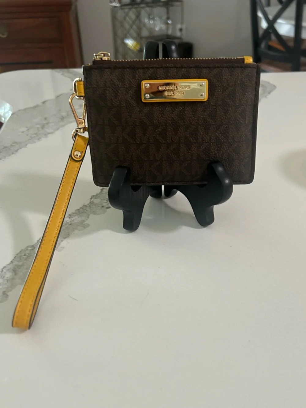 EUC MICHAEL KORS LEATHER TOP ZIP
COIN POUCH ID HOLDER KEYCHAIN (JASMINE YELLOW) - Picture 3 of 8